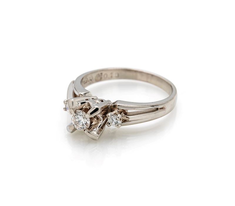 Anello in platino e brillante solitario