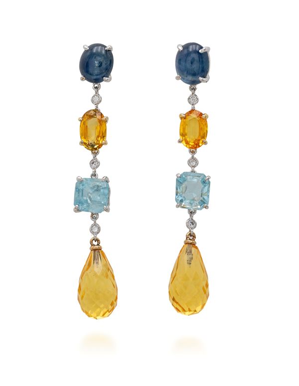Coppia di orecchini pendenti in oro, zaffiri, acquamarine e brillanti