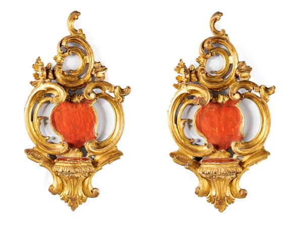 Coppia di fregi con mensola in legno intagliato e dorato