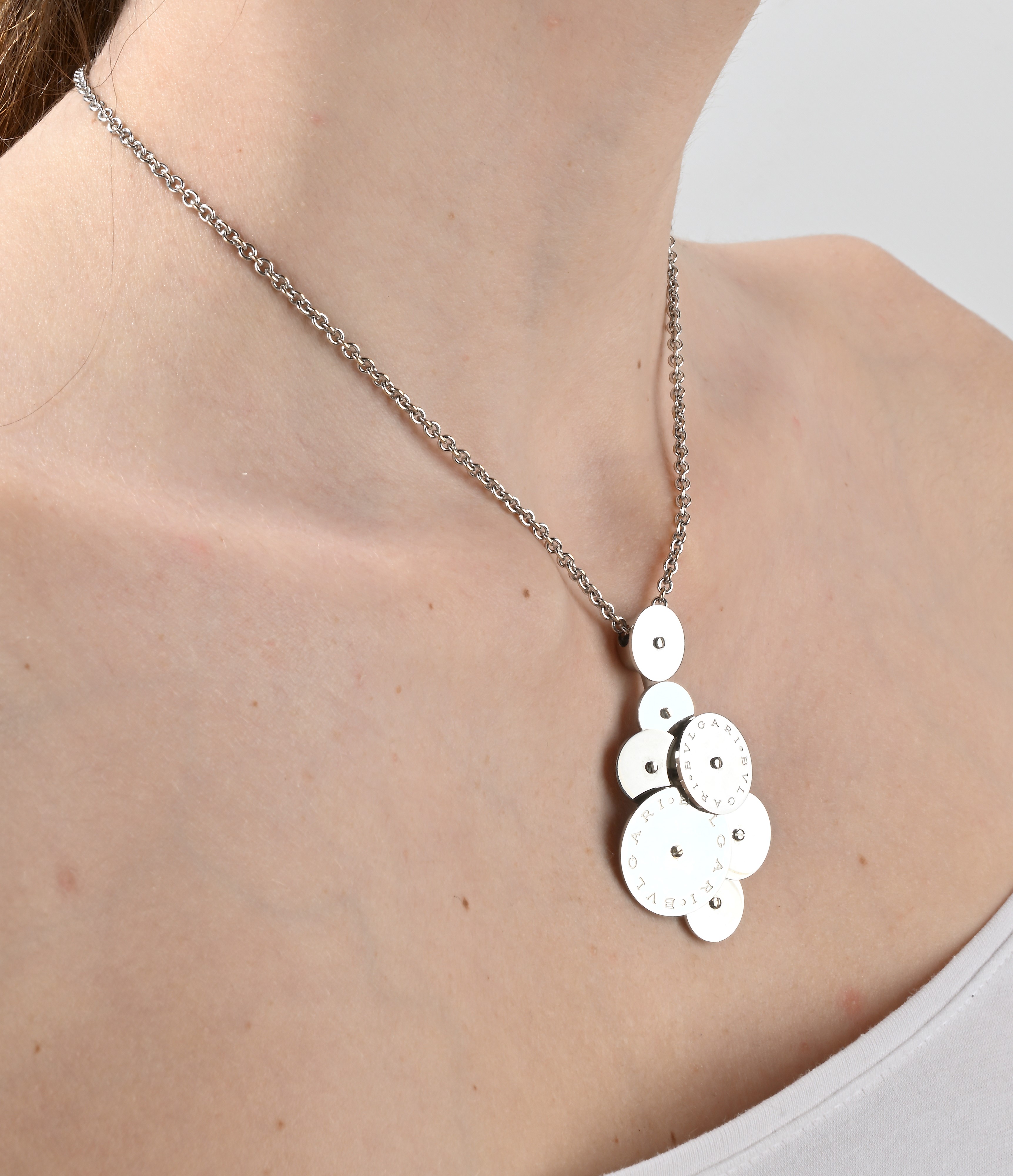 Bulgari, collana con pendente in oro, collezione Cicladi