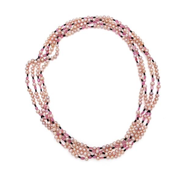 Lunga collana ombellicale in perle, tormaline ed onice