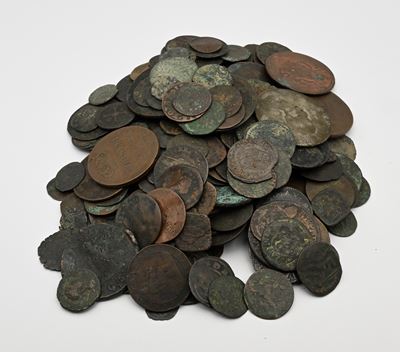 Lotto di monete e altri materiali numismatici e filatelici italiani, dal Medioevo al XIX secolo