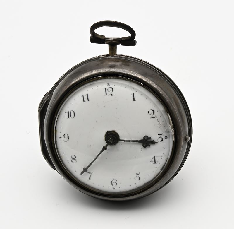 Thomas Moore, Orologio da tasca a doppia cassa in argento con scappamento a verga e carica a chia...
