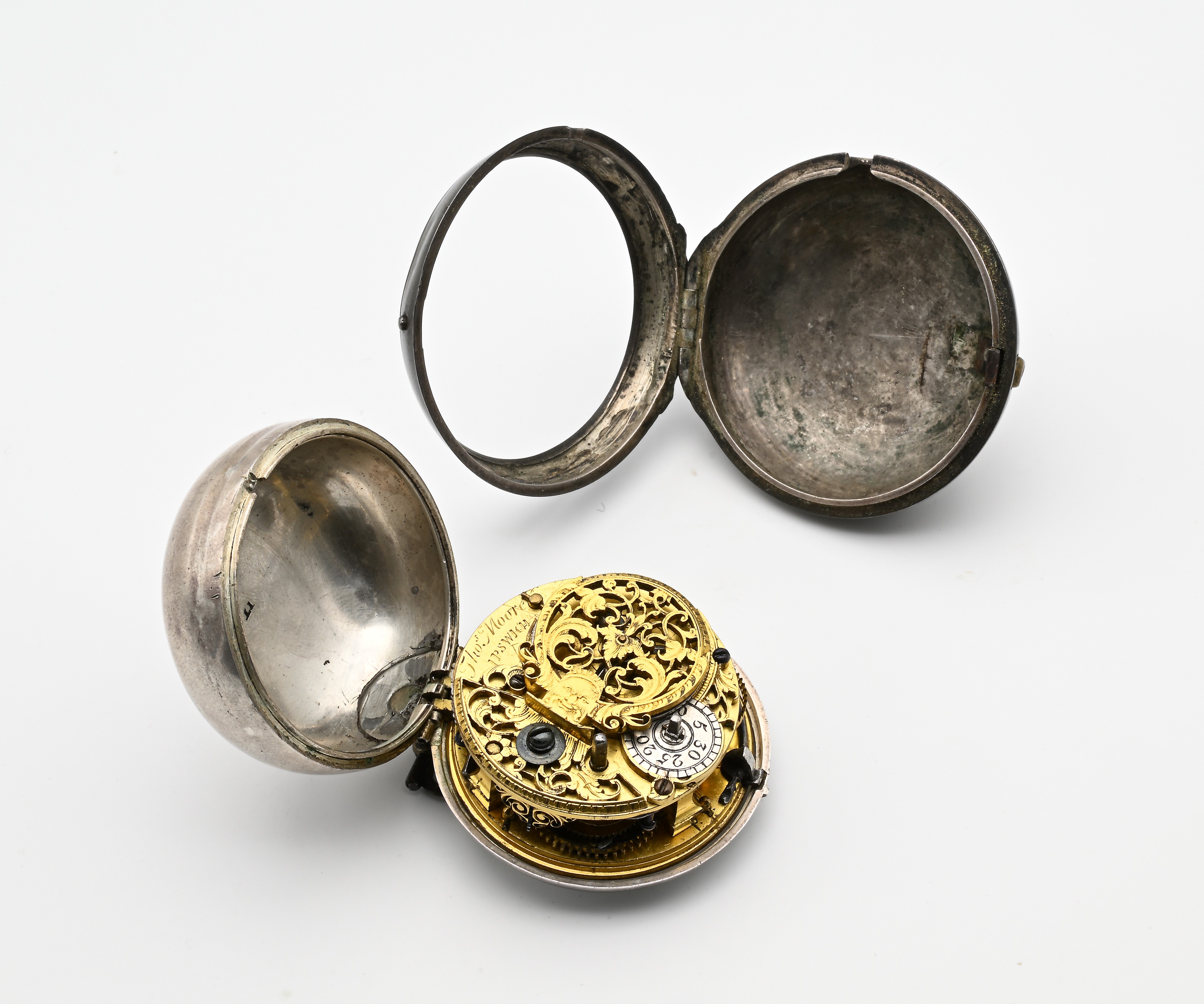 Thomas Moore, Orologio da tasca a doppia cassa in argento con scappamento a verga e carica a chia...
