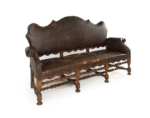 Divano in noce rivestito in cuoio, Italia settentrionale, XVII secolo