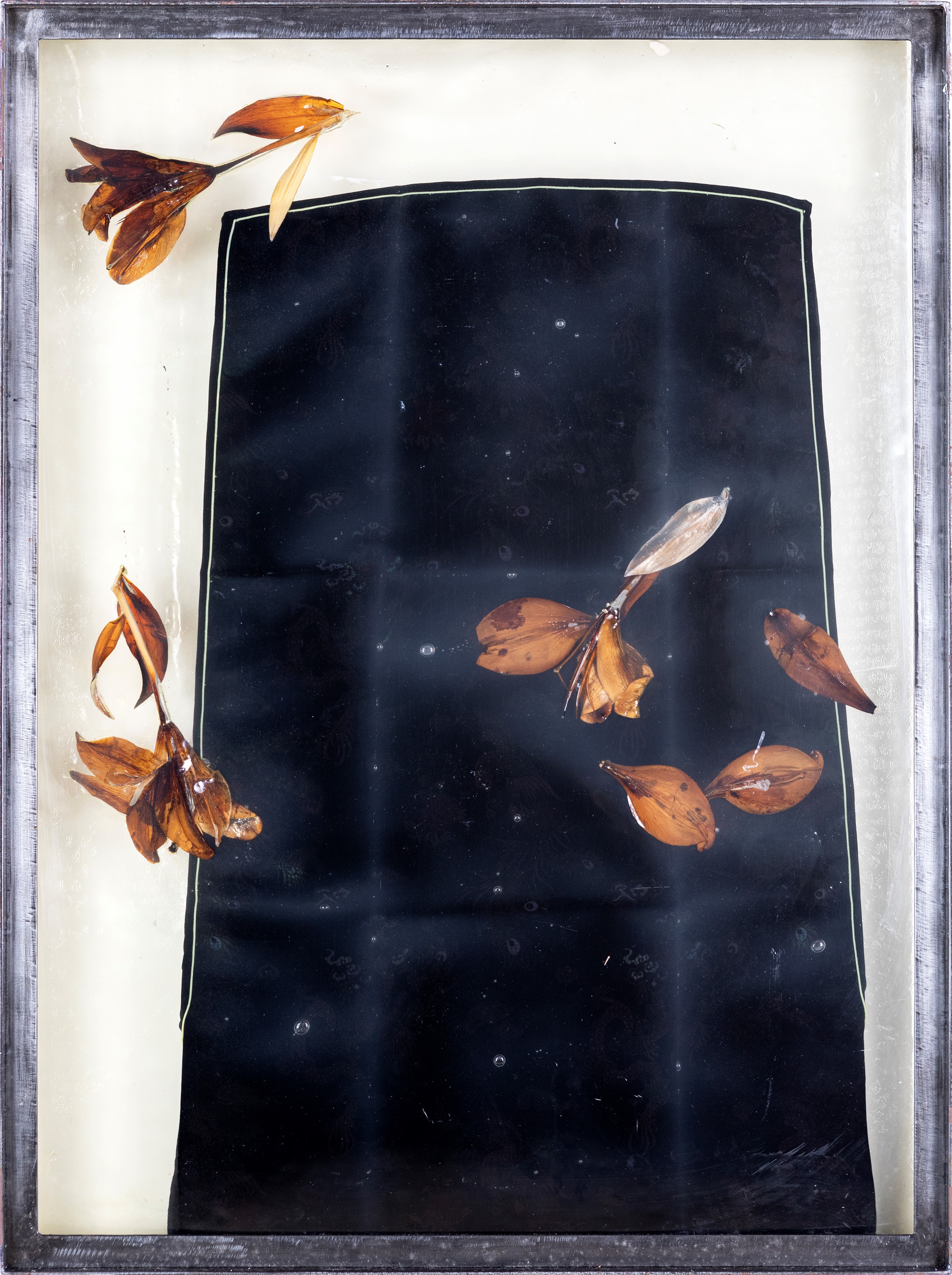 Barbara Salvucci - Promessa, resina con kimono e lilium
