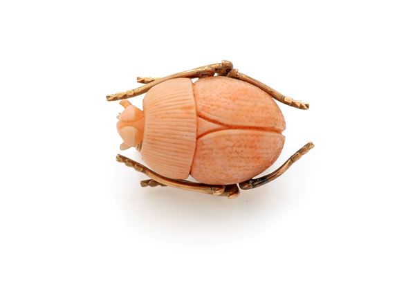 Spilla scarabeo in oro e corallo
