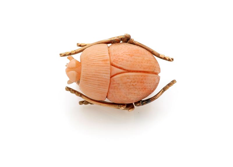 Spilla a forma di scarabeo in oro giallo a basso titolo e corallo