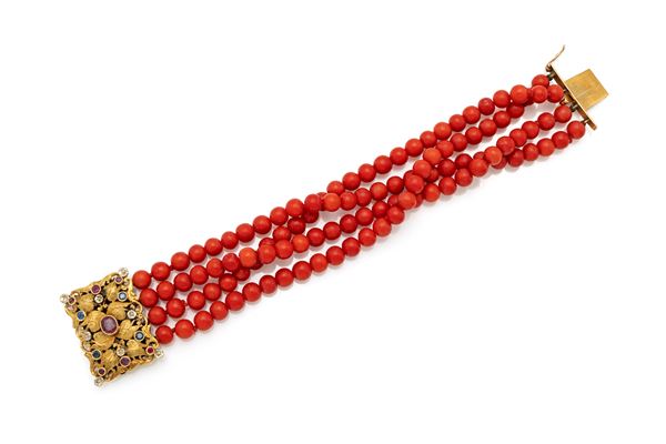 Bracciale in corallo, oro, zaffiri e rubini