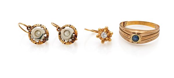Lotto di anello, coppia di orecchini ed orecchino singolo in oro