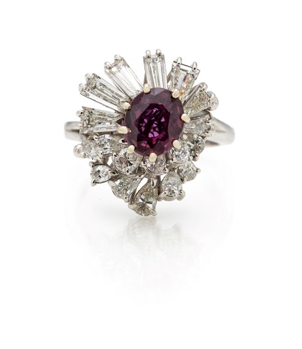 Anello in oro bianco, rubino e diamanti