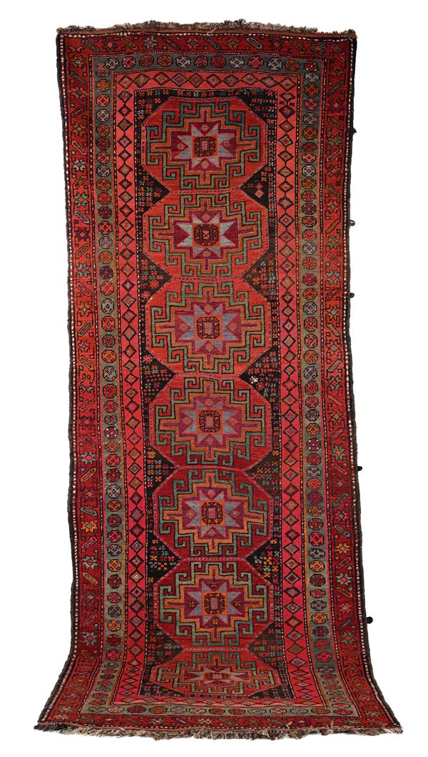 Guida Shiraz fondo rosso con sette medaglioni 