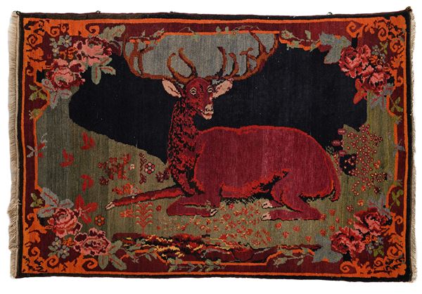Tappeto a disegno figurato europeo con cervo rosso, inizi XX secolo