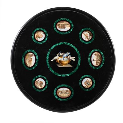 Piano circolare in marmo nero con mosaico minuto e bordature in malachite, con vedute di Roma e c...