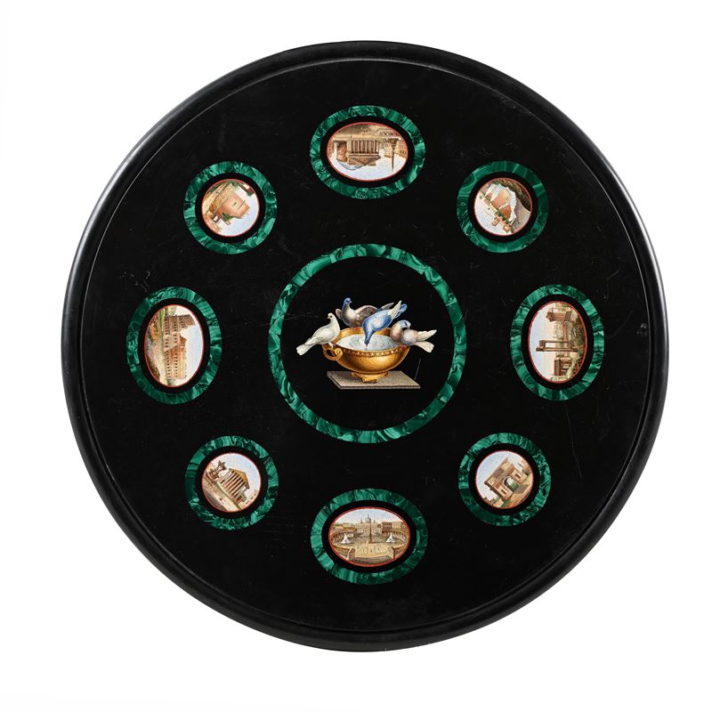 Piano circolare in marmo nero con mosaico minuto e bordature in malachite, con vedute di Roma e c...