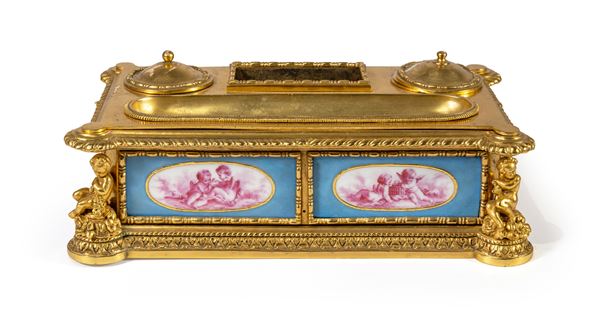 Calamaio in bronzo dorato con placchette in porcellana, Francia, seconda metà del XIX secolo