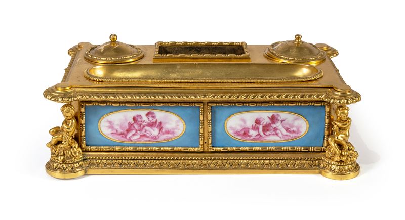 Calamaio in bronzo dorato con placchette in porcellana, Francia, seconda metà del XIX secolo