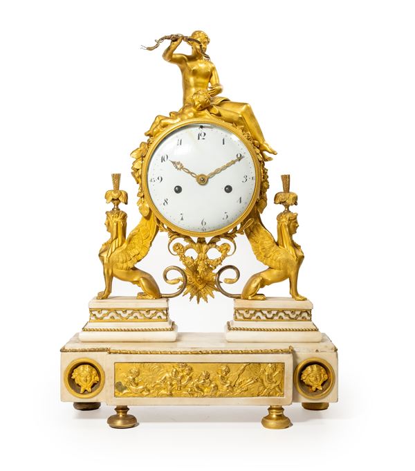 Pendola Direttorio in bronzo dorato e marmo bianco, Francia, fine del XVIII secolo