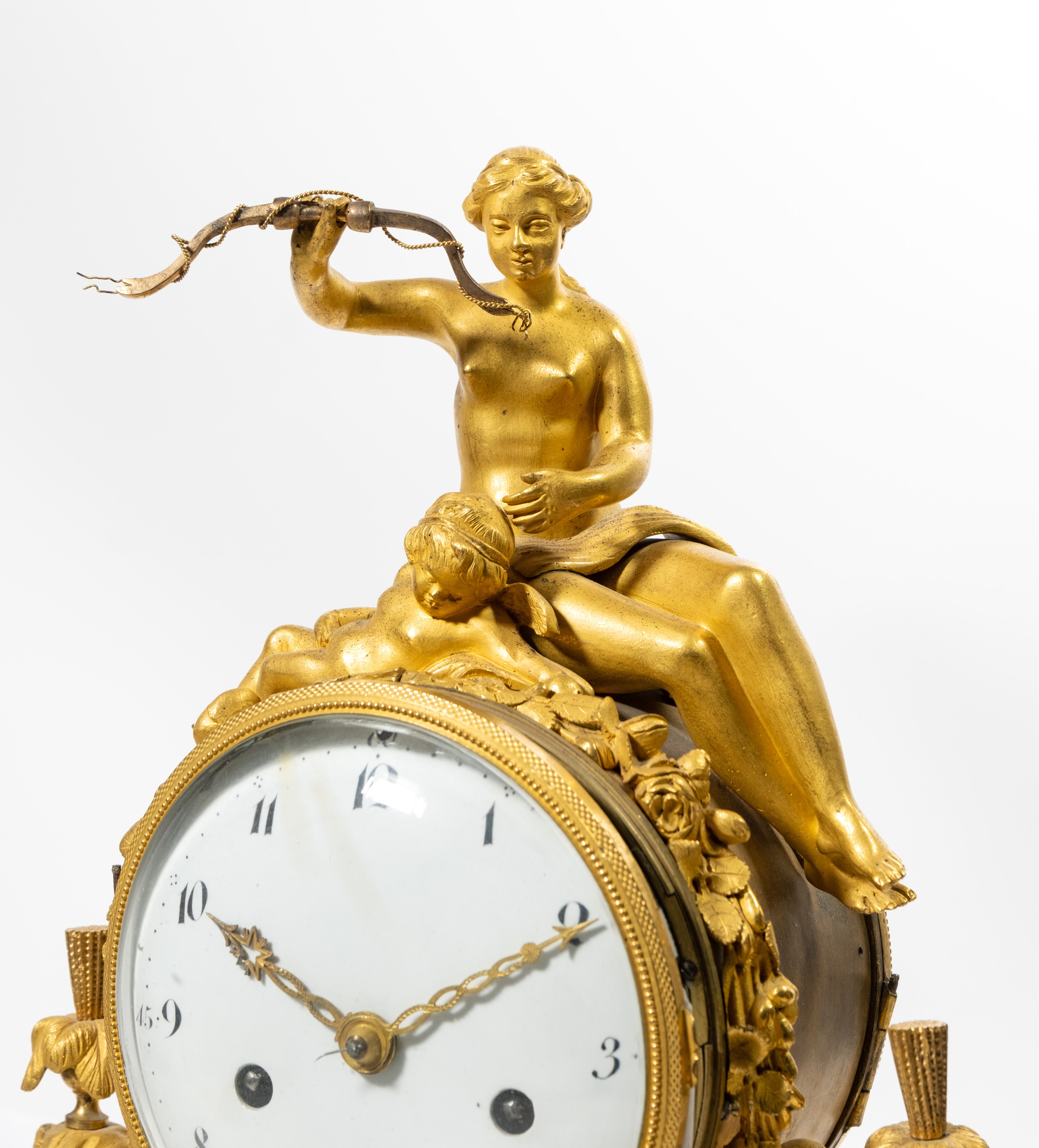 Pendola Direttorio, cassa in bronzo dorato e marmo bianco, Francia, fine XVIII secolo