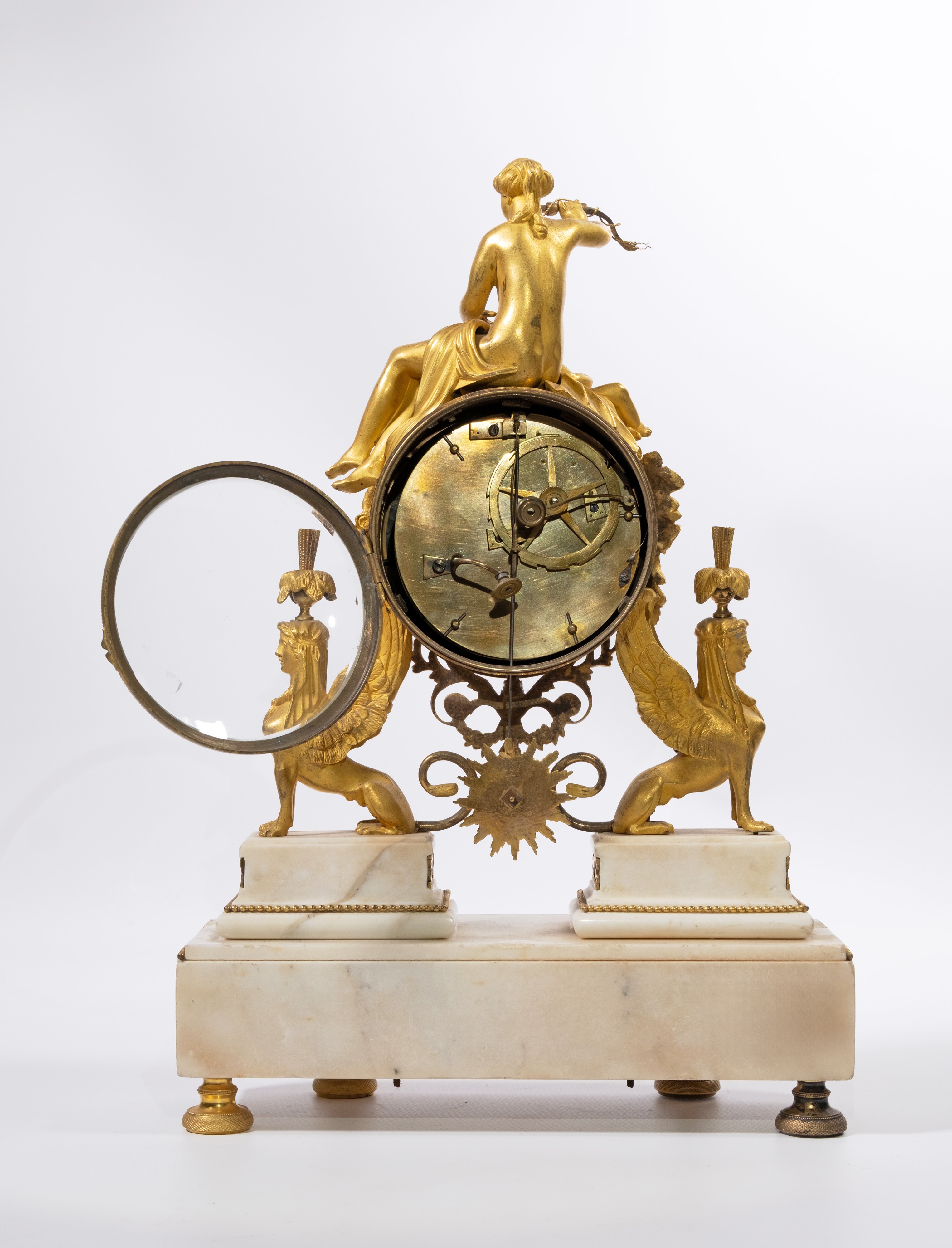 Pendola Direttorio, cassa in bronzo dorato e marmo bianco, Francia, fine XVIII secolo