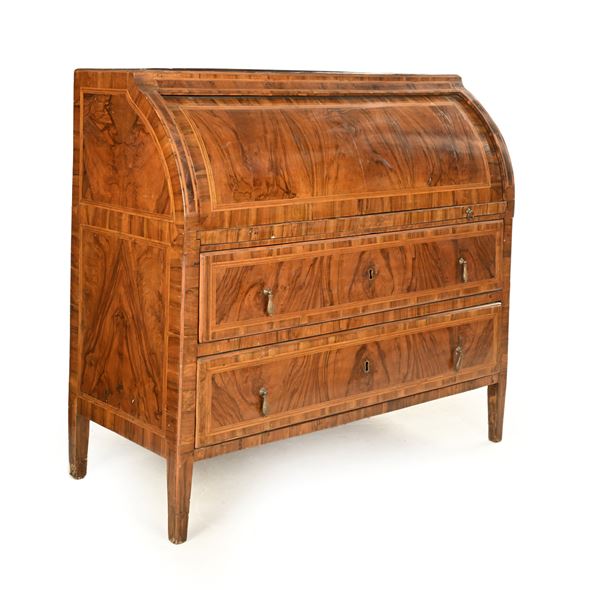 Cassettone a rullo in noce e radica con filettature in legno di frutto naturale e tinto, inizio XIX secolo