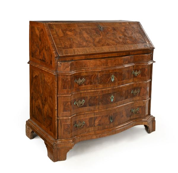 Bureau in noce e radica, Veneto, XVIII secolo