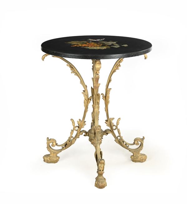 Tavolino in bronzo dorato con piano circolare in marmo nero intarsiato, XIX secolo
