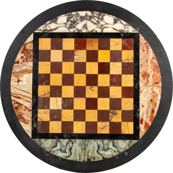 Piccolo piano circolare in marmo nero con scacchiera realizzata in marmi rosso e giallo
