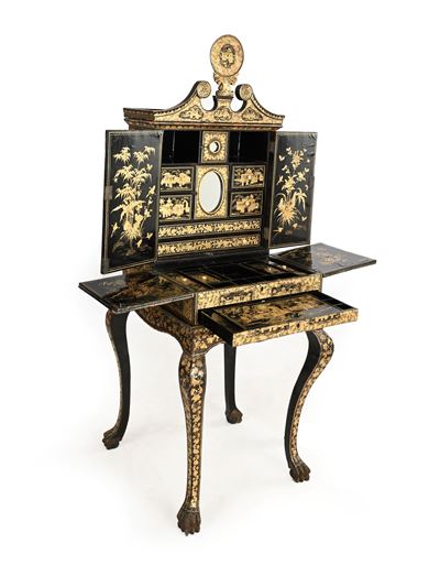 Mobile da lavoro in legno laccato nero con decorazioni a chinoiseries dorate e boîte à couture, I...