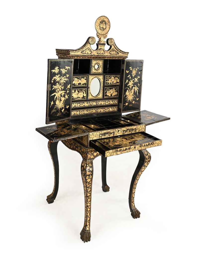Mobile da lavoro in legno laccato nero con decorazioni a chinoiseries dorate e boîte à couture, I...