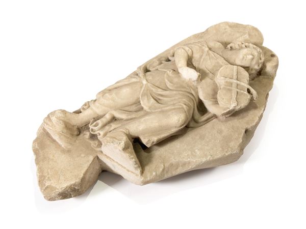 Frammento architettonico in marmo bianco con angelo musicante in altorilievo