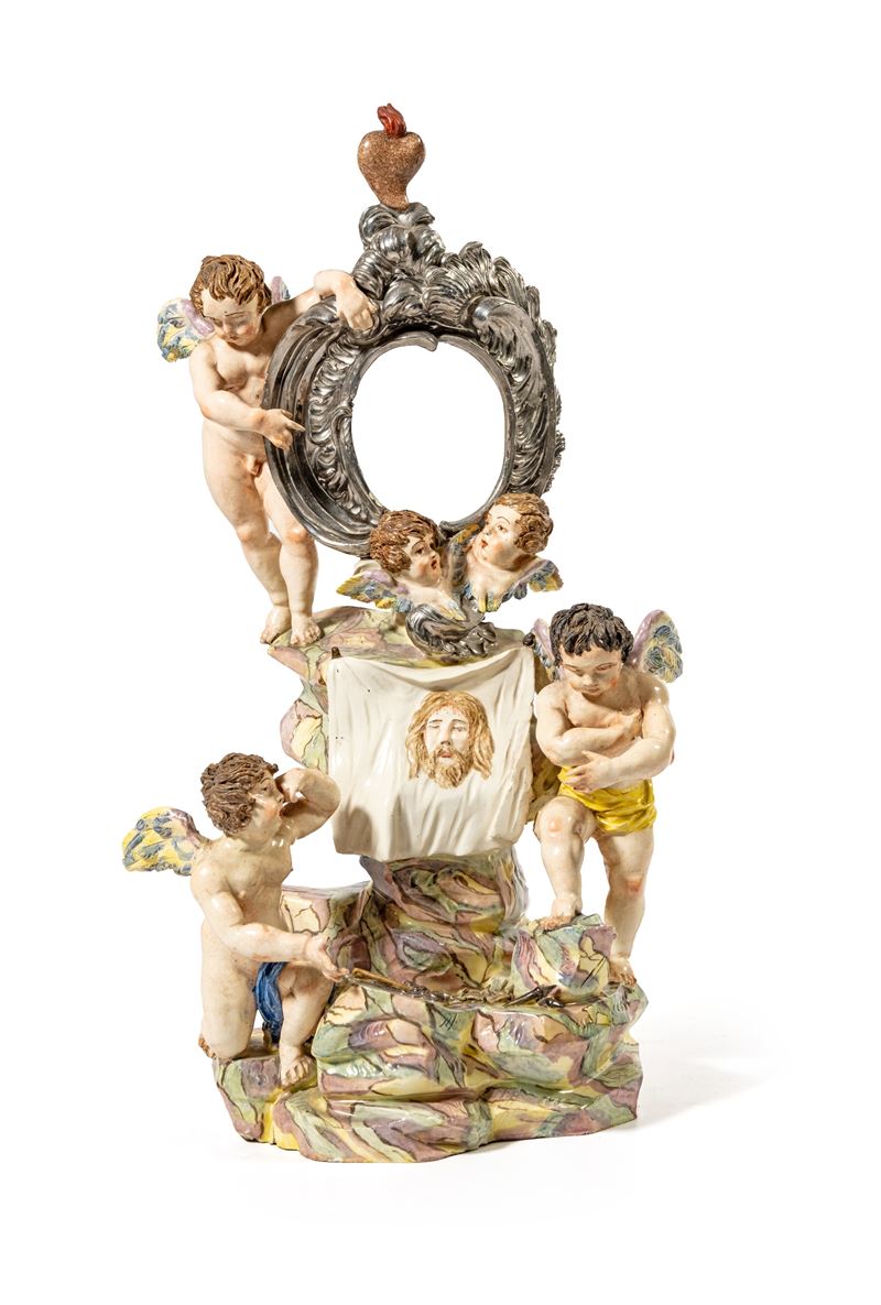 Reliquiario in porcellana policroma, Napoli, XIX secolo, forma di cartiglio barocco con angeli e ...