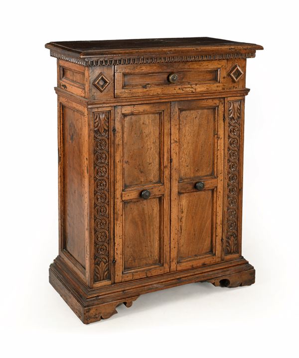 Credenzino in noce, Toscana, XVII secolo