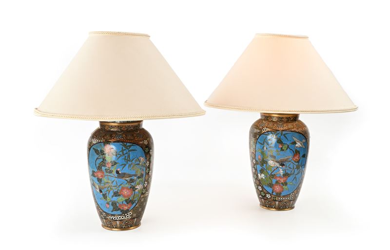 Coppia di lampade in metallo cloisonné, decorazione a specchiature floreali, XIX secolo