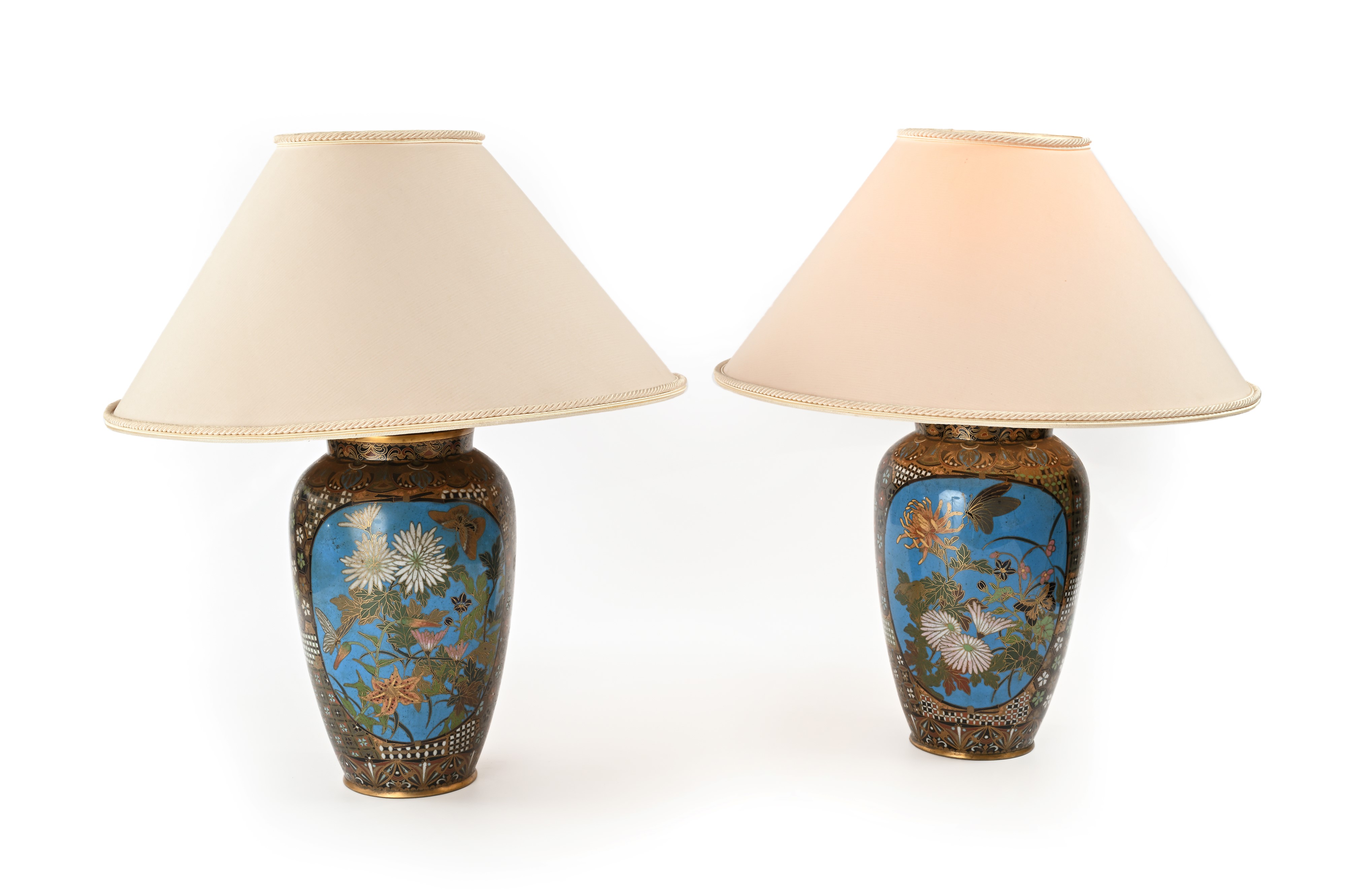 Coppia di lampade in metallo cloisonné, decorazione a specchiature floreali, XIX secolo