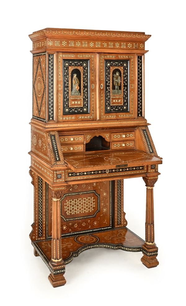 Scrittoio a ribalta con alzata in legno intarsiato, nei modi di Adriano Brambilla (1829 - 1885)