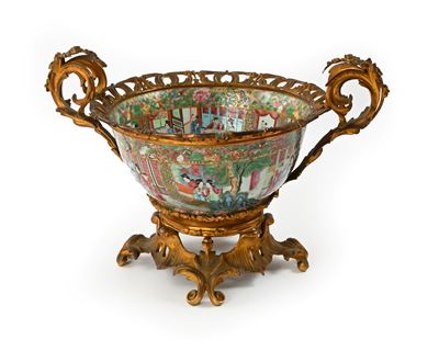 Centrotavola in porcellana cinese di Canton, Famiglia Verde, con montatura in bronzo dorato