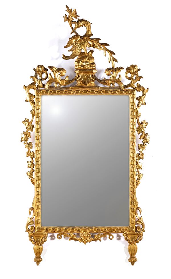Specchiera verticale in legno intagliato e dorato, fine del XVIII secolo
