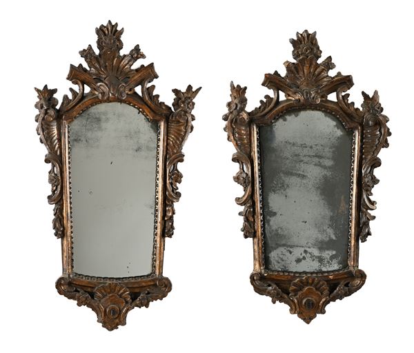 Coppia di piccole specchiere in legno intagliato e dorato