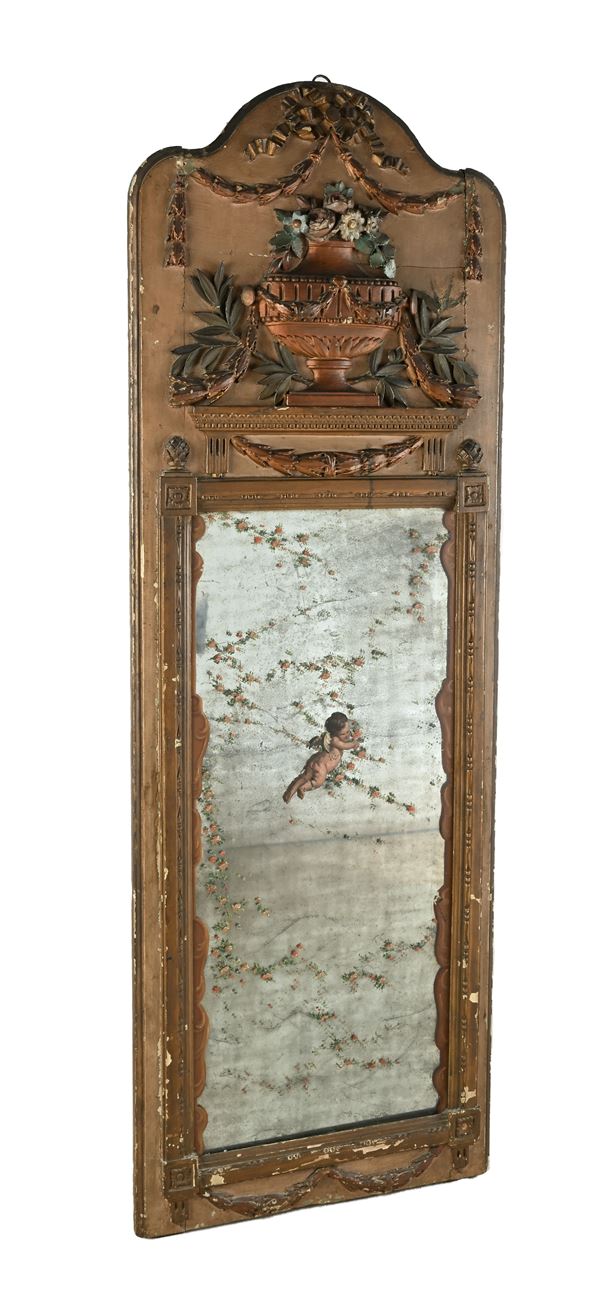 Specchiera verticale in legno dipinto con rilievi decorativi, inizi XX secolo