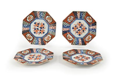 Giappone (periodo Meiji), Quattro piatti ottagonali in porcellana decorati in stile Imari