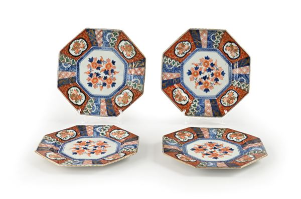 Quattro piatti ottagonali in porcellana, Giappone, periodo Meiji (1868-1912)
