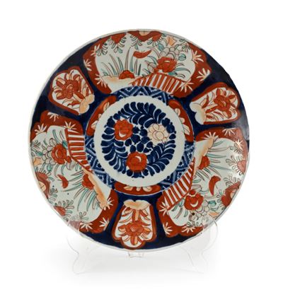 Piatto in porcellana, manifattura di Arita, Giappone, periodo Meiji (1868-1912), decorato in stil...