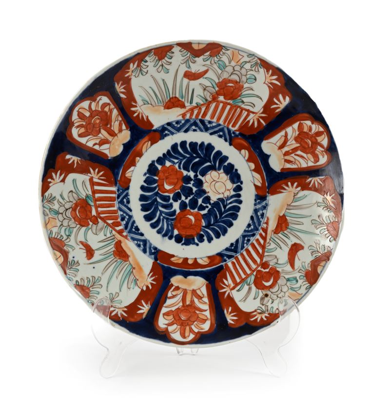 Piatto in porcellana, manifattura di Arita, Giappone, periodo Meiji (1868-1912), decorato in stil...