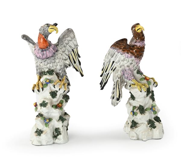 Coppie di sculture in porcellana policroma raffiguranti avvoltoi, manifattura di Meissen, fine XVIII/inizi XIX secolo