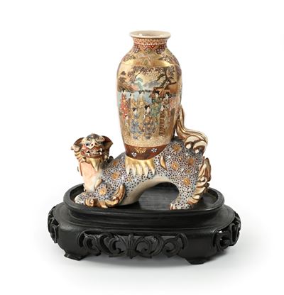 Ceramica Satsuma, Vaso con figura di Shi-Shi, decorazione policroma in oro, Giappone, periodo Mei...