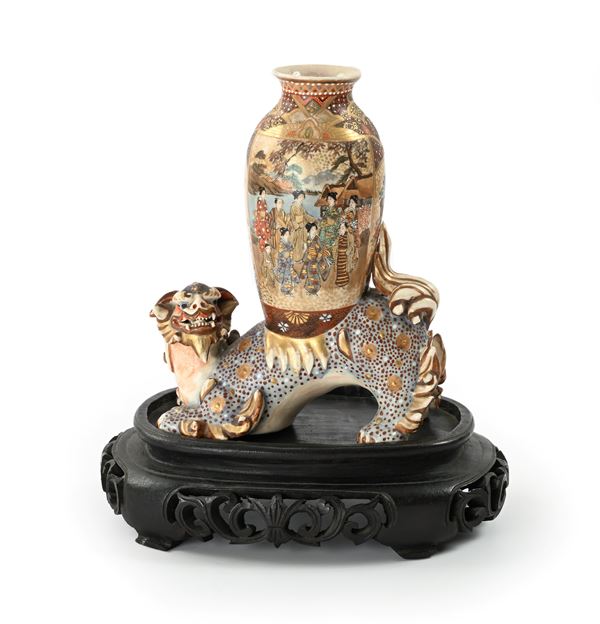 Vaso in ceramica Satsuma sorretto da una figura di Shi-Shi, Giappone, periodo Meiji (1868 - 1912) 