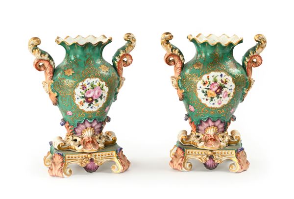 Coppia di vasi in porcellana "vecchia Parigi", XIX secolo