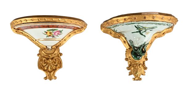 Due mensole a goccia in legno dorato, maiolica e porcellana dalle simili caratteristiche, XVIII secolo