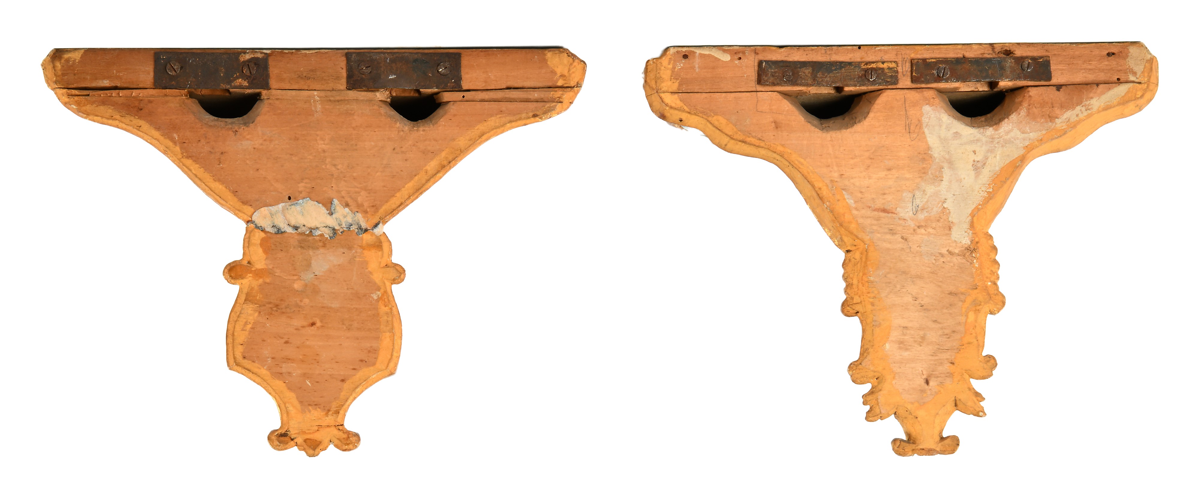 Mensola a goccia, coppia con inserto in porcellana e maiolica, legno scolpito e dorato, XVIII sec...